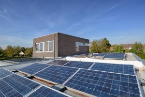 32 panelen 235WP Poly, 7,52 KWp, geballast systeem voor platte daken op een Aabo Brightwhite PVC Dakbedekking