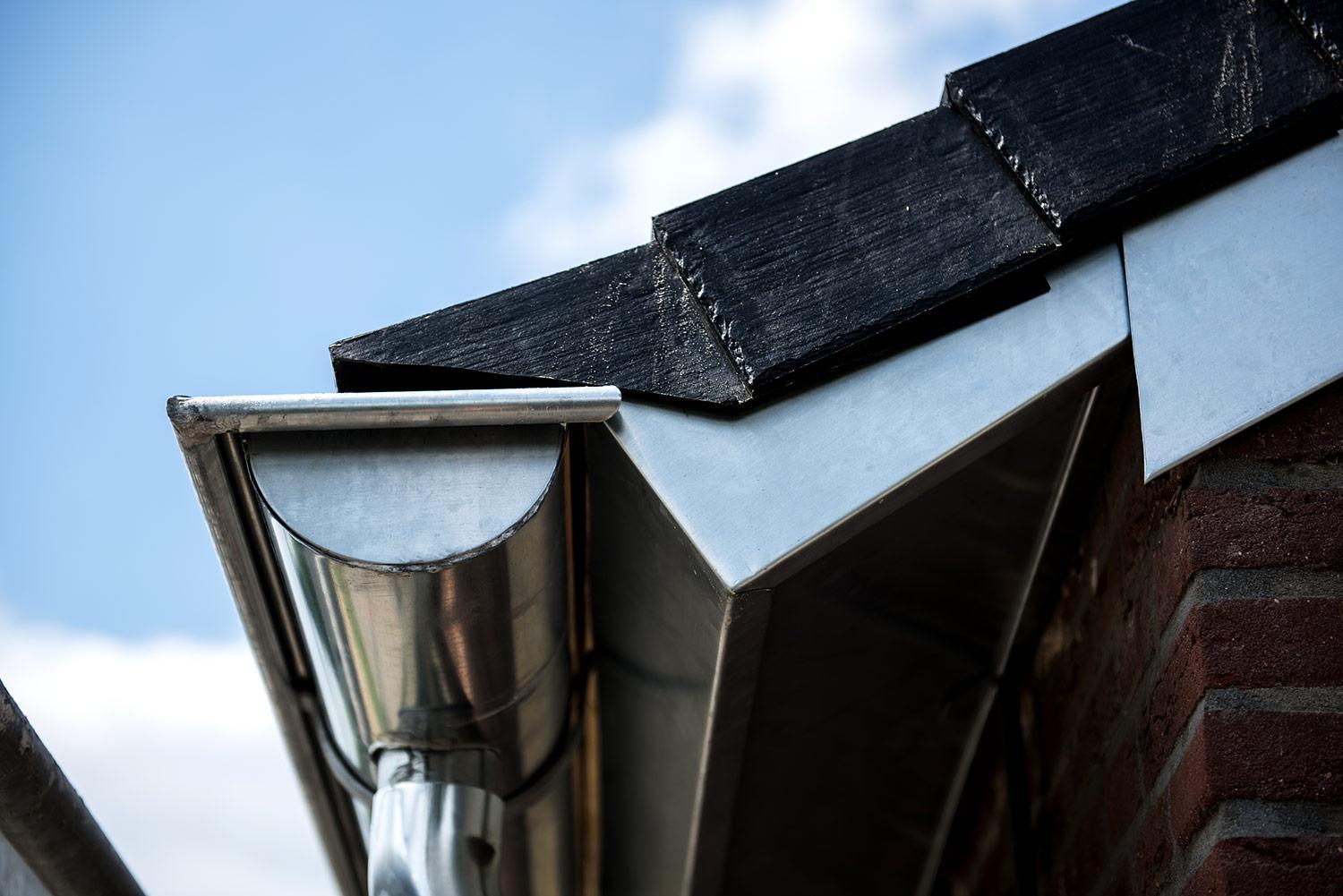 Woning gerenoveerd met Eurolite Slate rubber dakleien en zink op maat - Koningsbosch